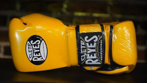 Puntero Descodificar Subir y bajar Cleto Reyes Hook and Loop Gloves (16oz, Brilliant Yellow) - Boxing at the  Depot Shop